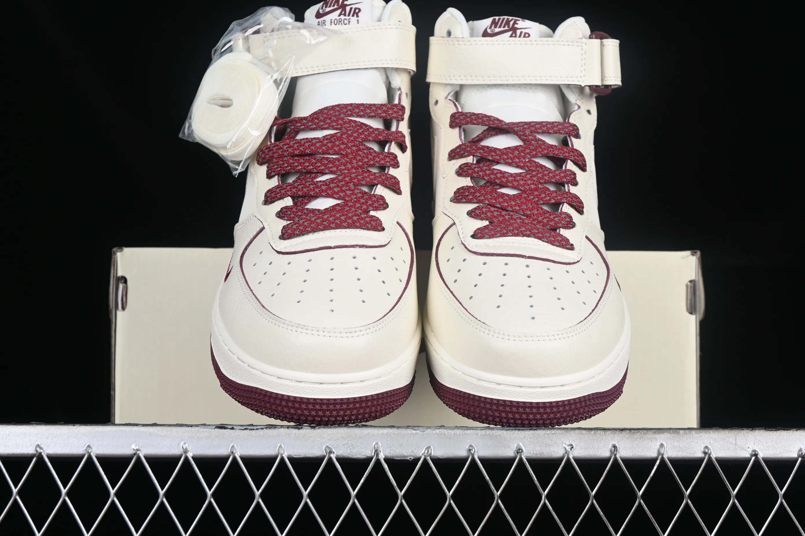 All categories Nk Air Force 1 Air Force series Nk Air Force 1 Mid Air Force mid-top Nk Air Force 1'07 Mid burgundy pearlescent small hook Air Force One mid-top casual sneakers SG2356-803